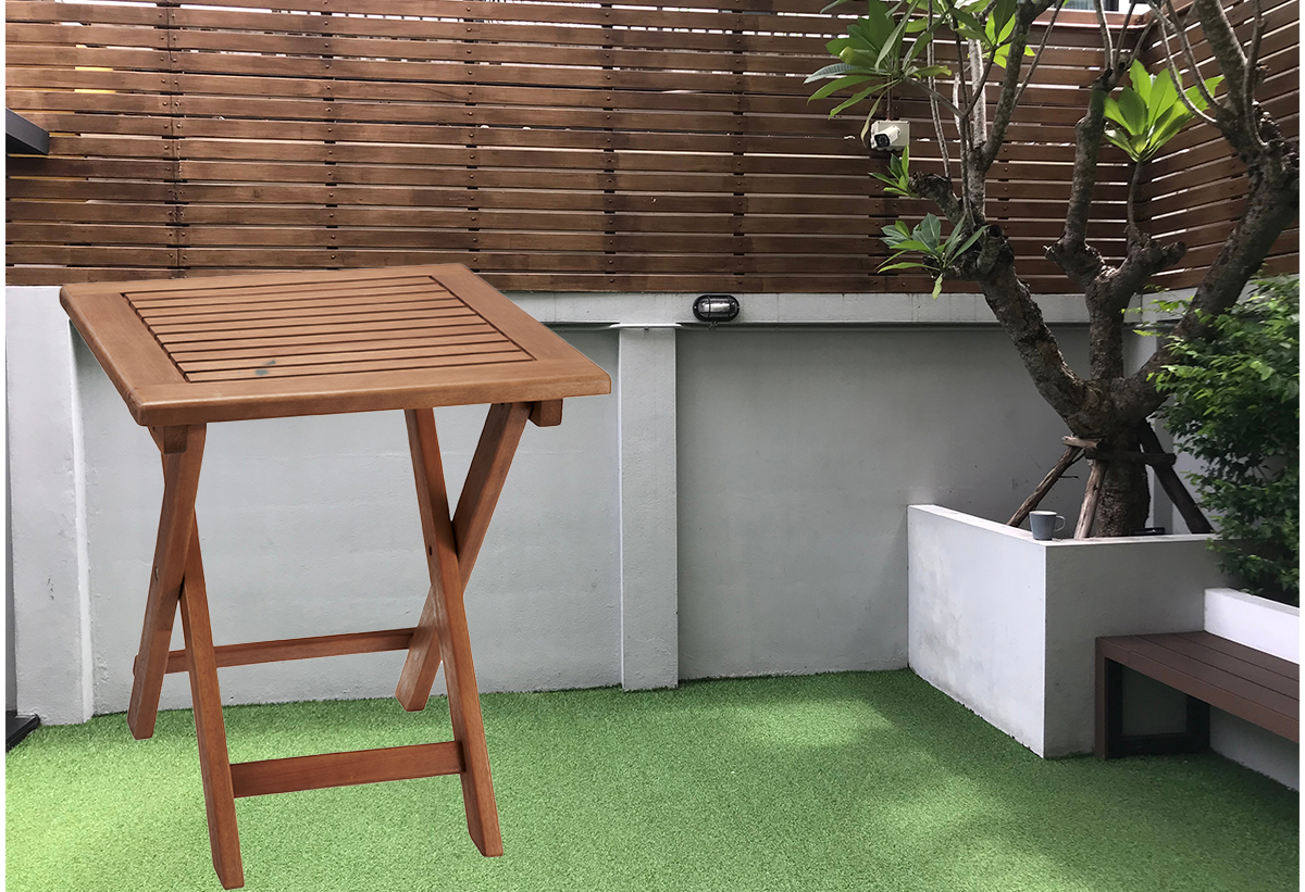 Το τραπέζι τοποθετημένο σε μια βεράντα